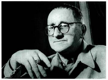 Bertold Brecht Augsburgon jaio zen, Alemanian, 1898an eta Berlin Ekialdekoan hil zen 1956an. Olerkigile eta antzerkigile gisa nabarmendu zen, batez ere, eta literaturaren eraberritzaile handitzat hartua da bere lanei esker. Olerkigintzan azpimarratzeko ezaugarria izan zuen estilo eta giro desberdinak adierazteko trebetasuna. Antzerkigintzari dagokionez, berriz, lan asko egin zituen eta ideiak adierazteko gaitasuna, umorearen erabilera eta musikaren eta ikuskizunaren ulerkera berezia ditu ezaugarri aipagarrienak.<br><br>